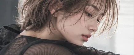 透明感のあるショートヘアのスタイル